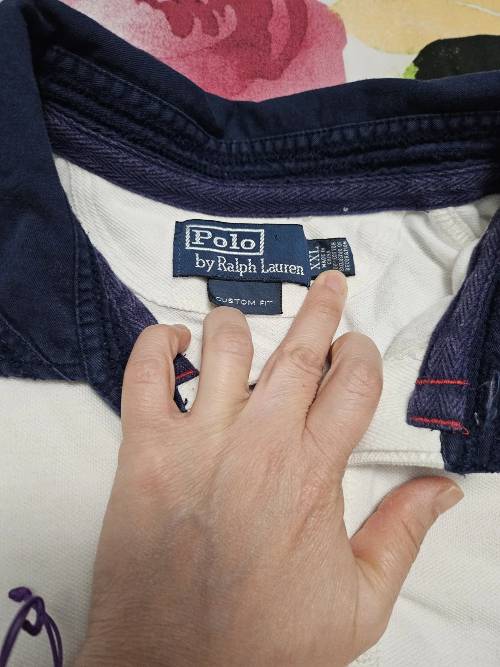 Vintage Polo-Style Men's White Short-Sleeve Shirt with Navy Collar 90s